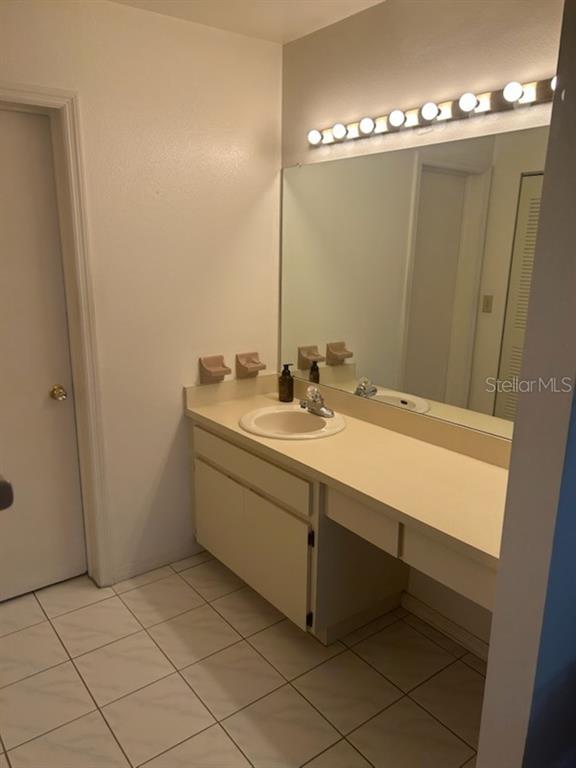 6932 Stonesthrow Circle North, Unit 7204 St. Petersburg, FL 33710 - Photo 19 of 27 a bathroom with a sink and a mirror