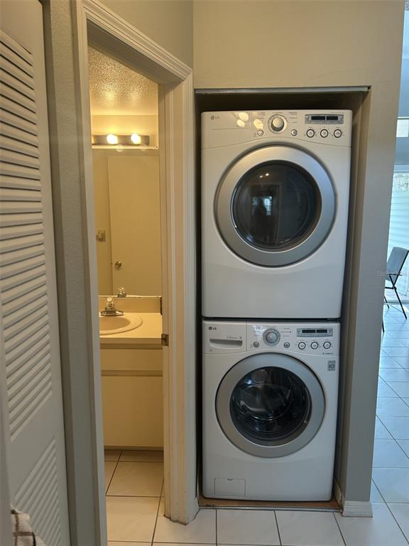 6932 Stonesthrow Circle North, Unit 7204 St. Petersburg, FL 33710 - Photo 5 of 27 a utility room with dryer and washer