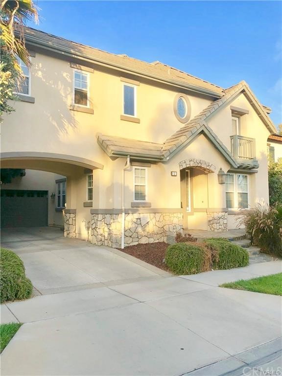 Front of home, 2 car garage, motor court