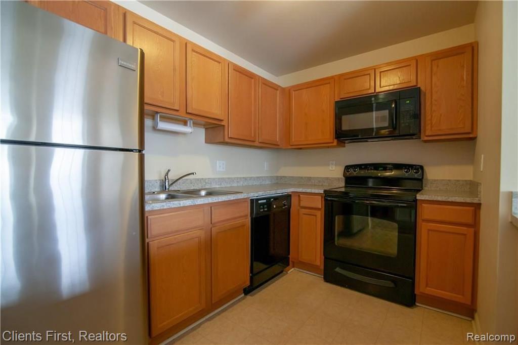 34122 Utica Road Fraser, MI 48026 - Photo 11 of 21