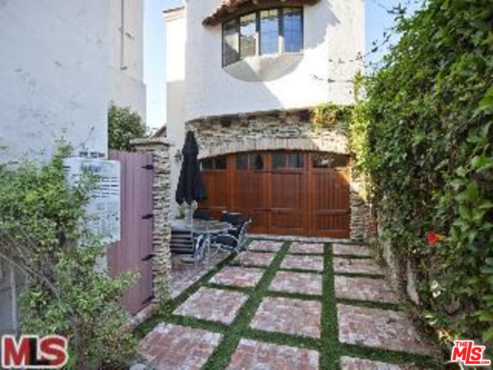 10513 Northvale Road Los Angeles, CA 90064 - Photo 14 of 17