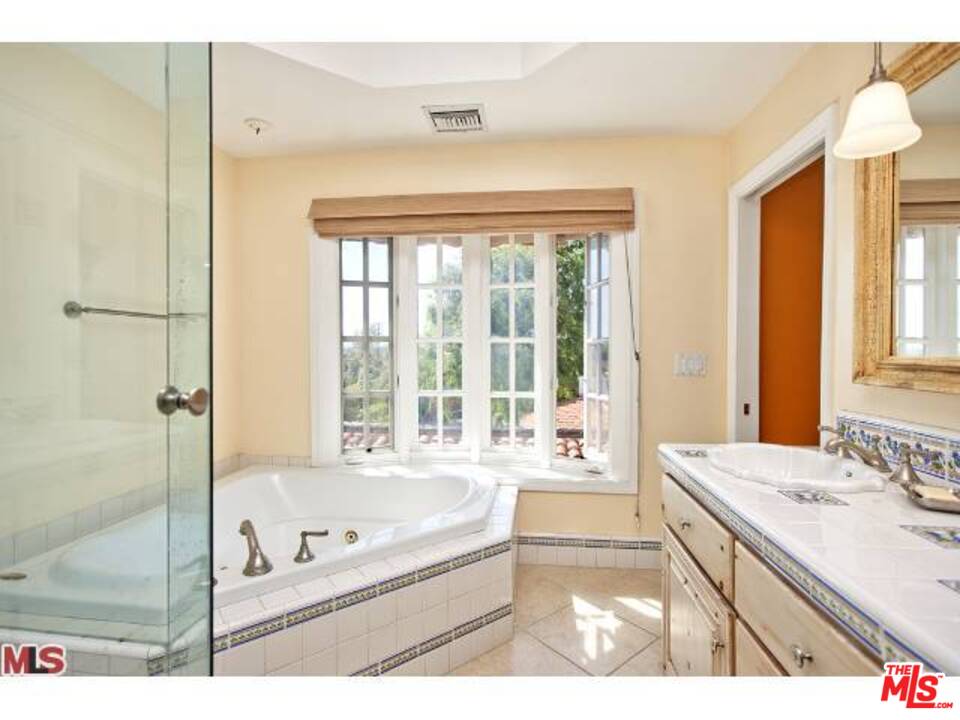 10513 Northvale Road Los Angeles, CA 90064 - Photo 5 of 17