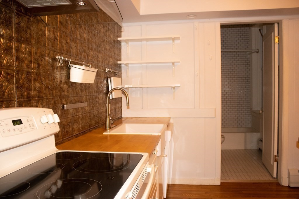 356 Maple Street, Unit R Holyoke, MA 01040 - Photo 9 of 15 Gallery Image 9