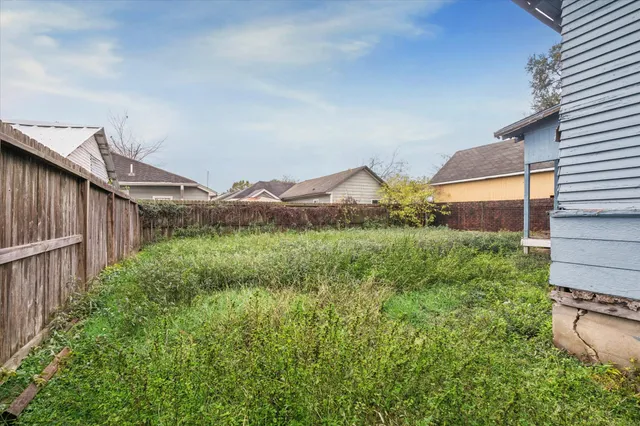 a view of a back yard