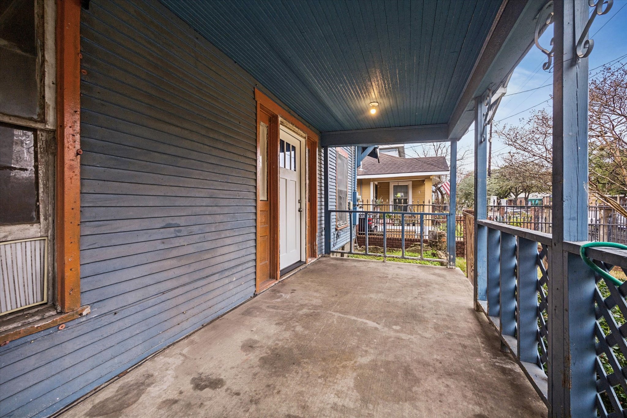 2906 Garrow Street Houston, TX 77003 - Photo 2 of 18 a view of an entryway