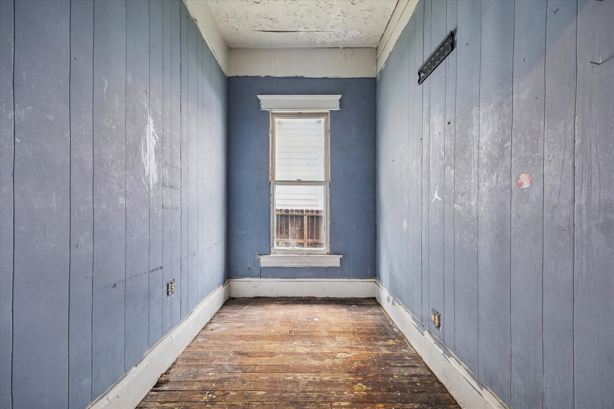 2906 Garrow Street Houston, TX 77003 - Photo 10 of 18 a view of a hallway with windows