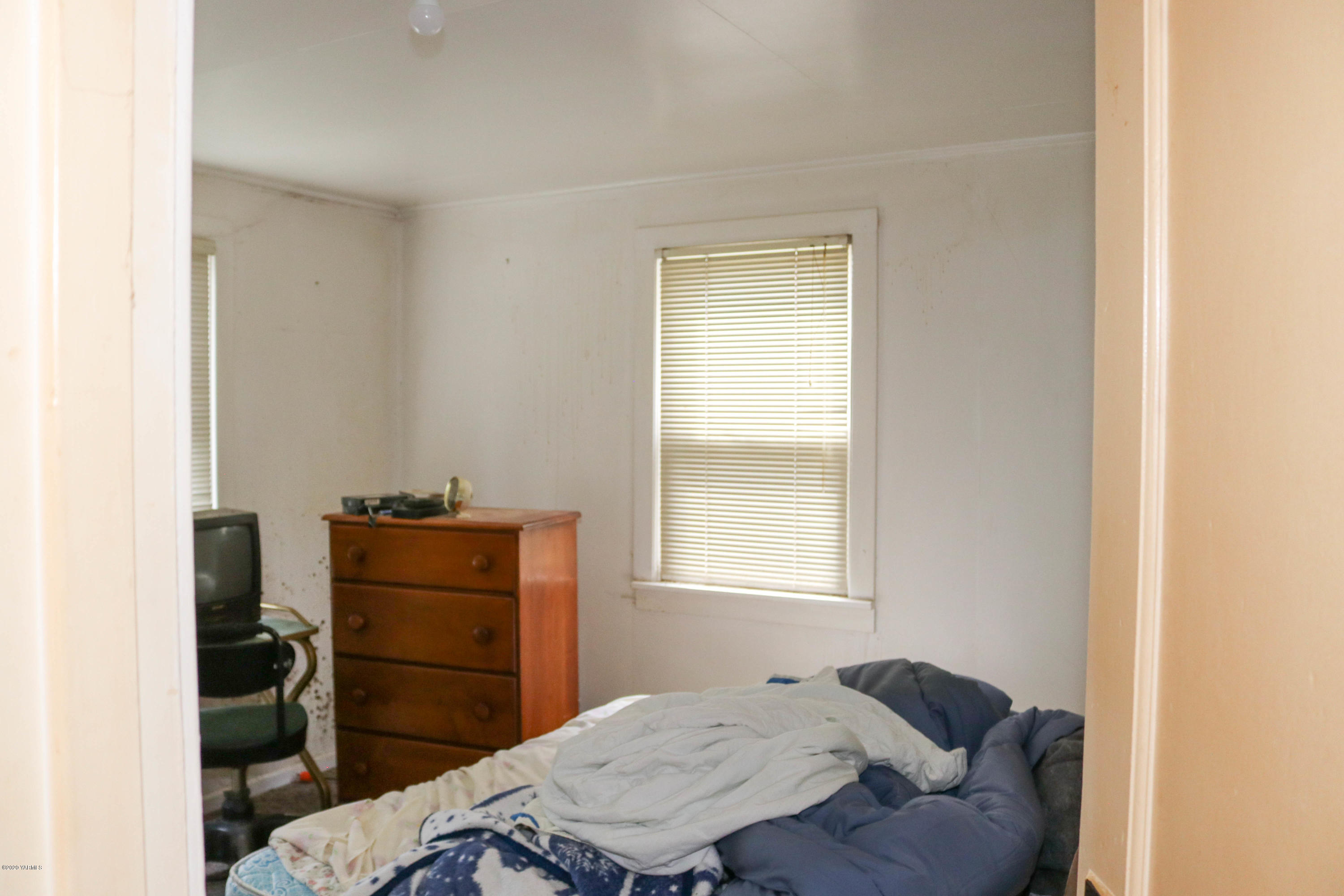 2412 Carlson Road Yakima, WA 98903 - Photo 11 of 24 a bedroom with a bed and a window