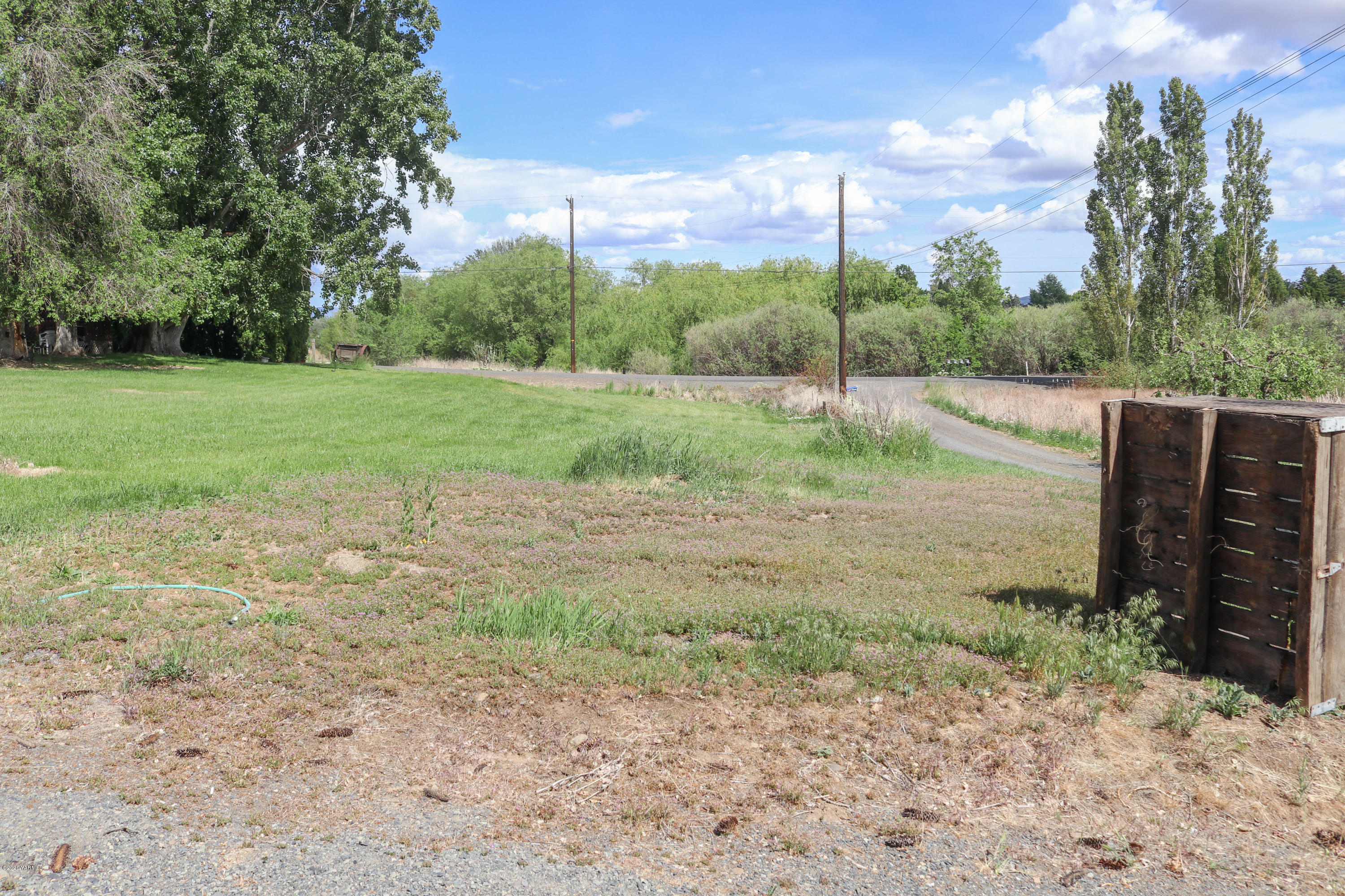 2412 Carlson Road Yakima, WA 98903 - Photo 13 of 24 a view of a backyard