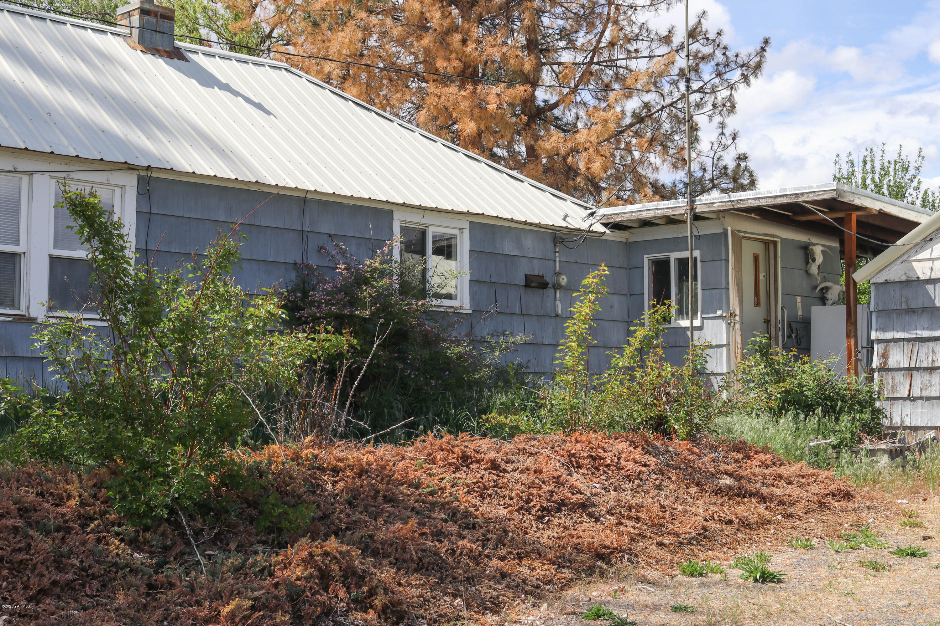2412 Carlson Road Yakima, WA 98903 - Photo 15 of 24 a front view of a house with garden