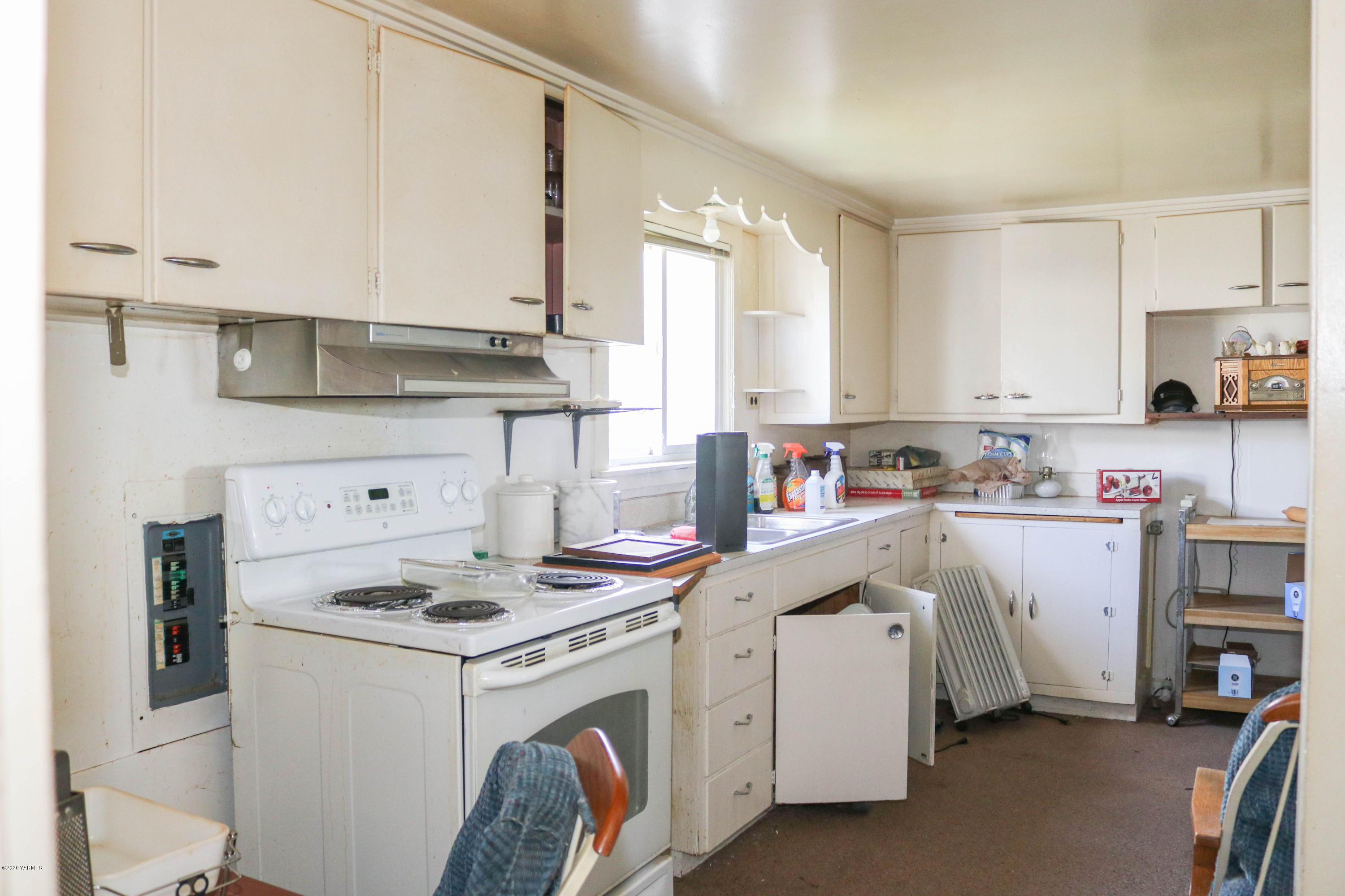 2412 Carlson Road Yakima, WA 98903 - Photo 5 of 24 a kitchen with a stove a sink and a refrigerator