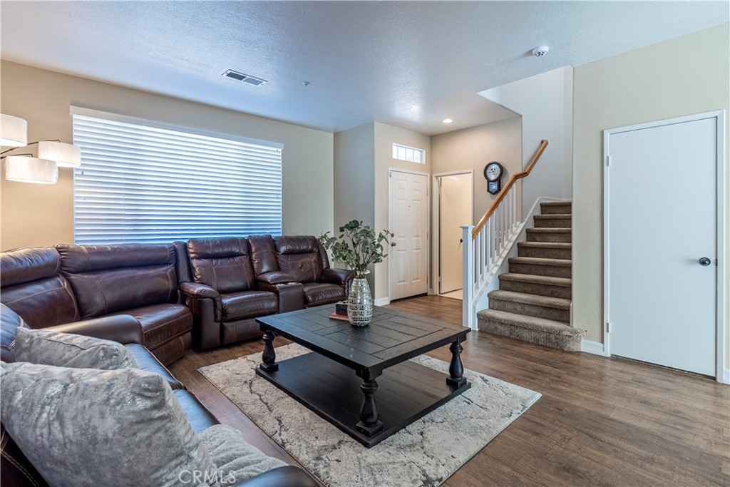 5689 Applecross Drive Riverside, CA 92507 - Photo 4 of 39 Family Roo,