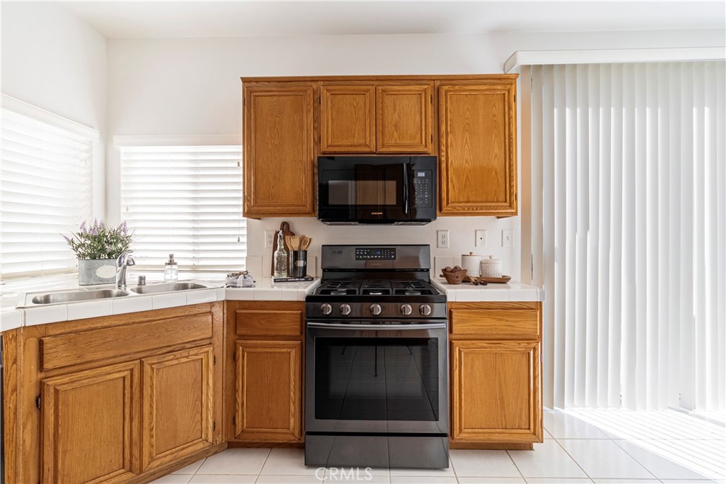 5689 Applecross Drive Riverside, CA 92507 - Photo 8 of 39