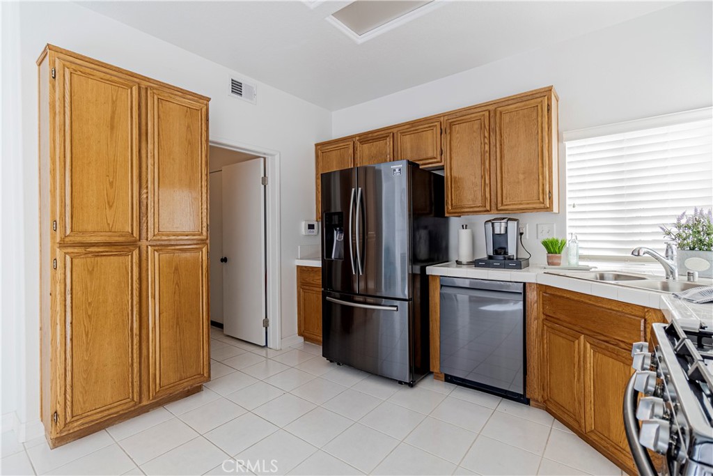 5689 Applecross Drive Riverside, CA 92507 - Photo 9 of 39