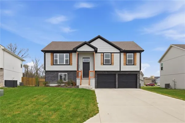 $384,900 | 20705 Copper Creek Drive, Peculiar, MO 64078