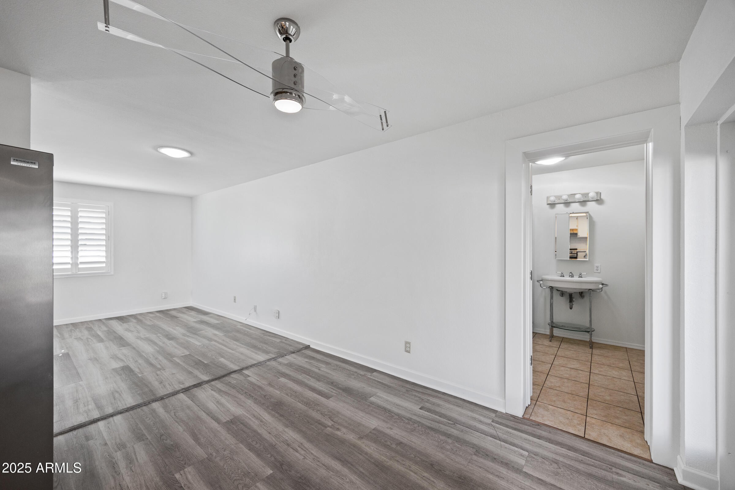 1614 West Inverness Drive Tempe, AZ 85282 - Photo 9 of 27 a view of an empty room and window