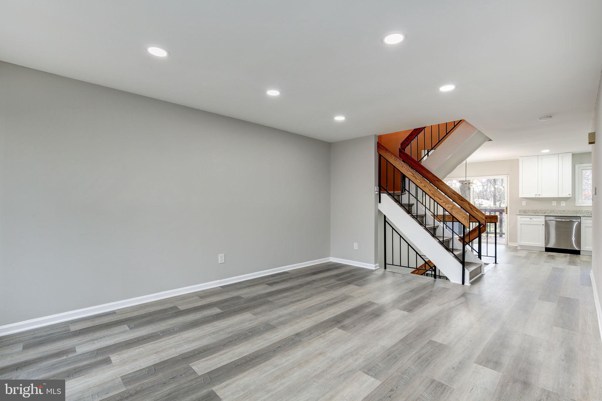 2394 Southgate Square Reston, VA 20191 - Photo 6 of 58 Living room
