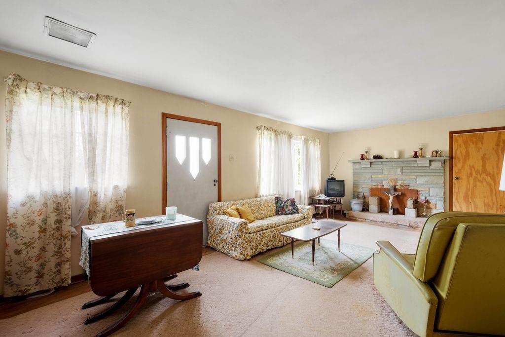 368 Turkeyfoot Road Venetia, PA 15367 - Photo 4 of 28 a living room with furniture and a large window