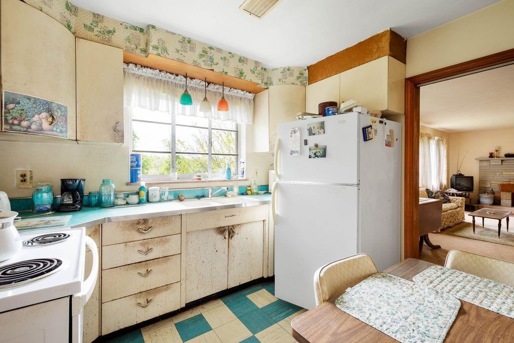368 Turkeyfoot Road Venetia, PA 15367 - Photo 8 of 28 a kitchen with a refrigerator and countertop