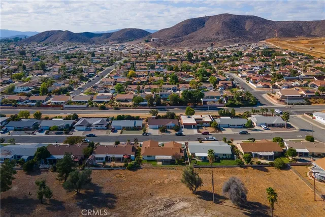 a view of a house with backyard and garden