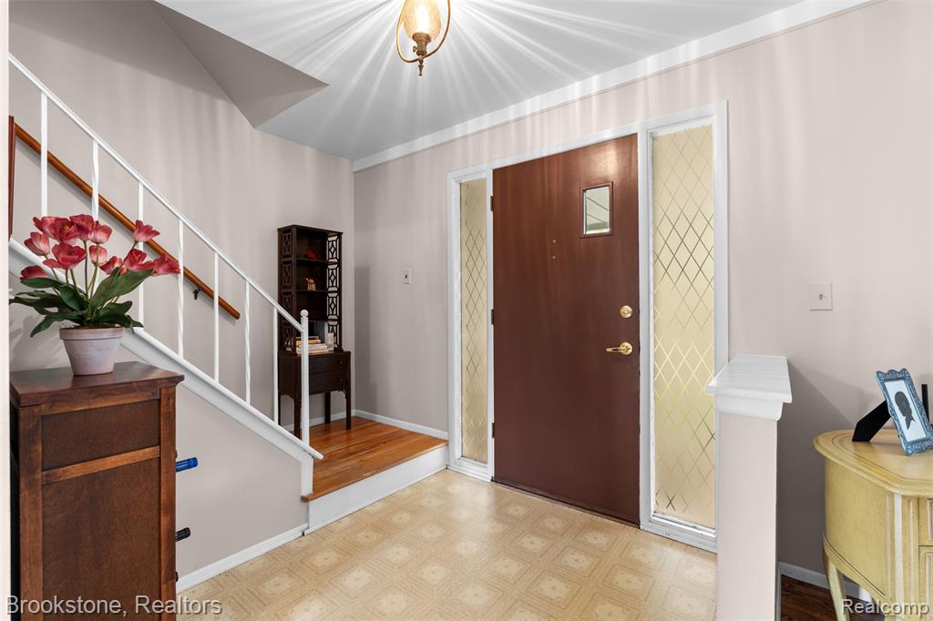 2002 Hempstead Drive Troy, MI 48083 - Photo 6 of 41