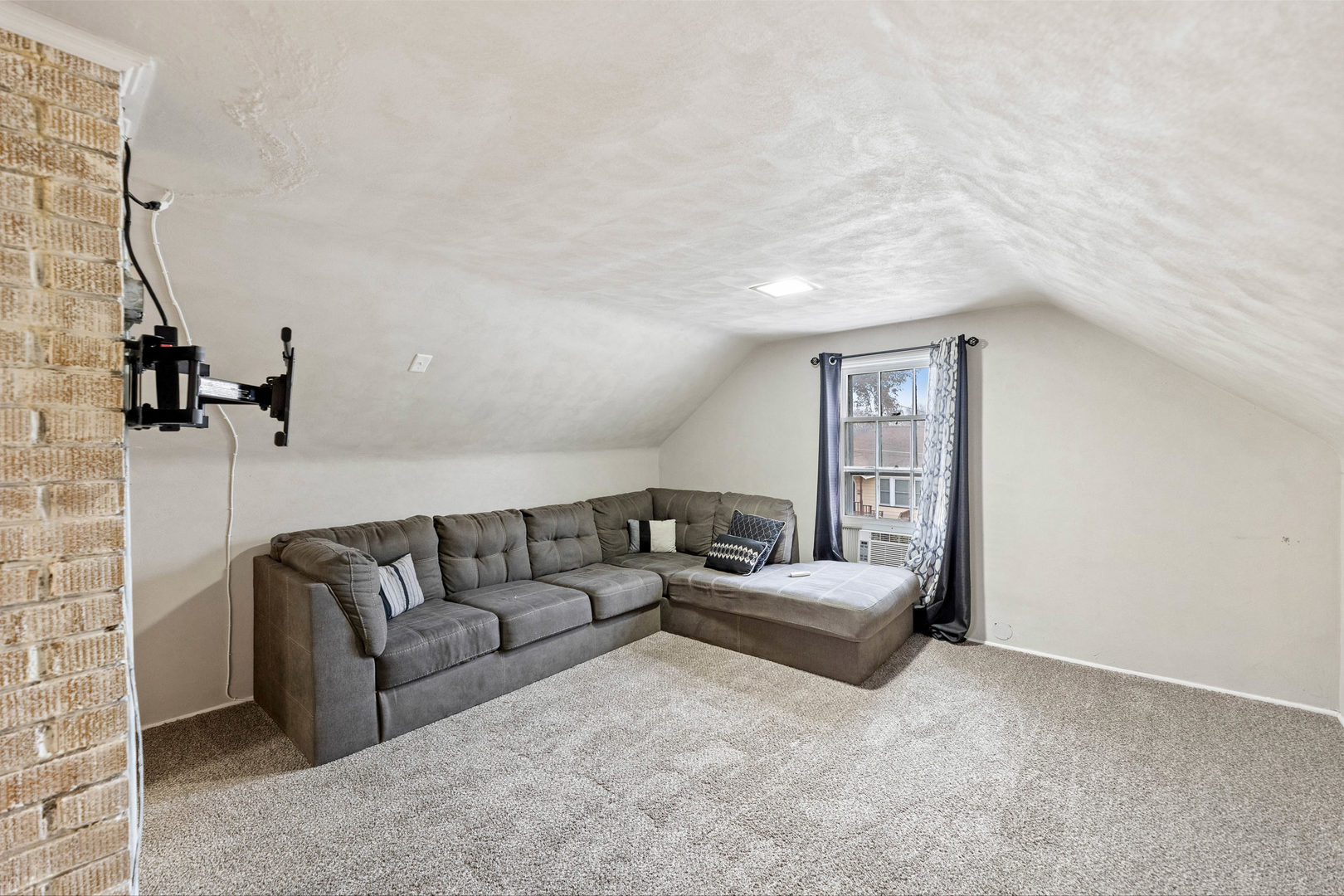 809 Poplar Street Ottawa, IL 61350 - Photo 16 of 22 a living room with furniture and a couch