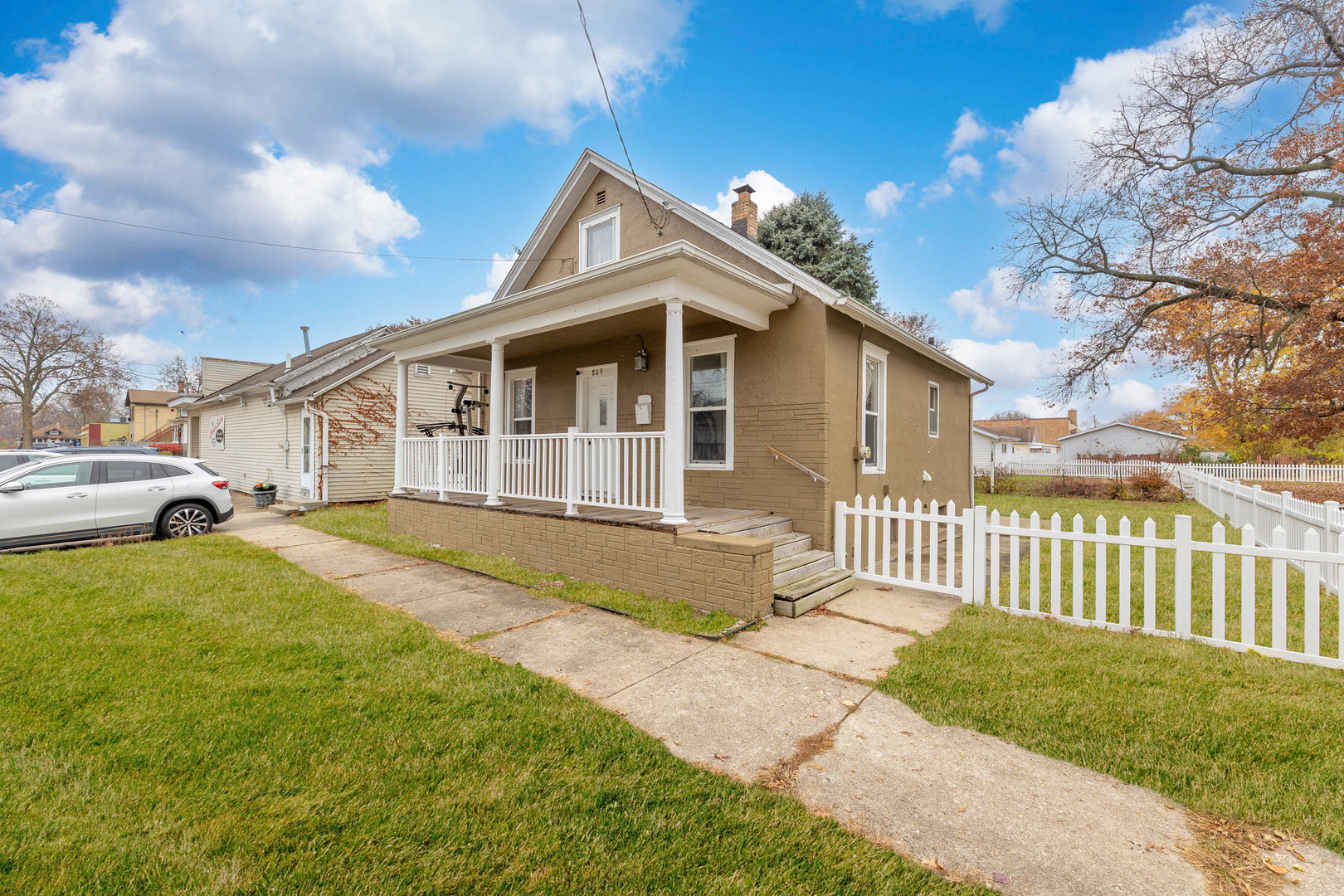 809 Poplar Street Ottawa, IL 61350 - Photo 22 of 22 a front view of a house with a yard