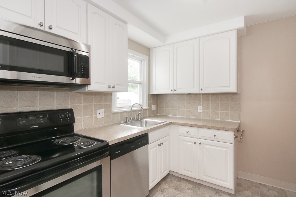 1181 Argonne Road Cleveland, OH 44121 - Photo 9 of 30