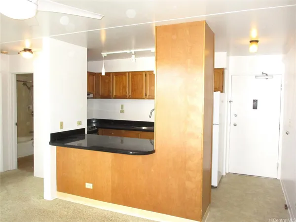 $1,900 | 2522 Date Street, Unit 705, Honolulu, HI 96826
