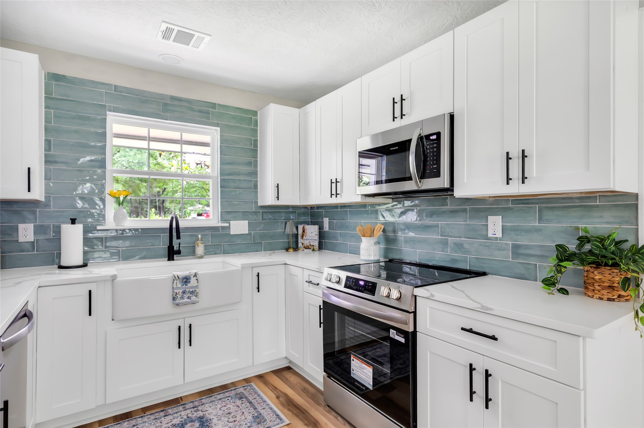 922 Lake Glen Road Houston, TX 77336 - Photo 6 of 27 Gorgeous Farmhouse Kitchen Sink