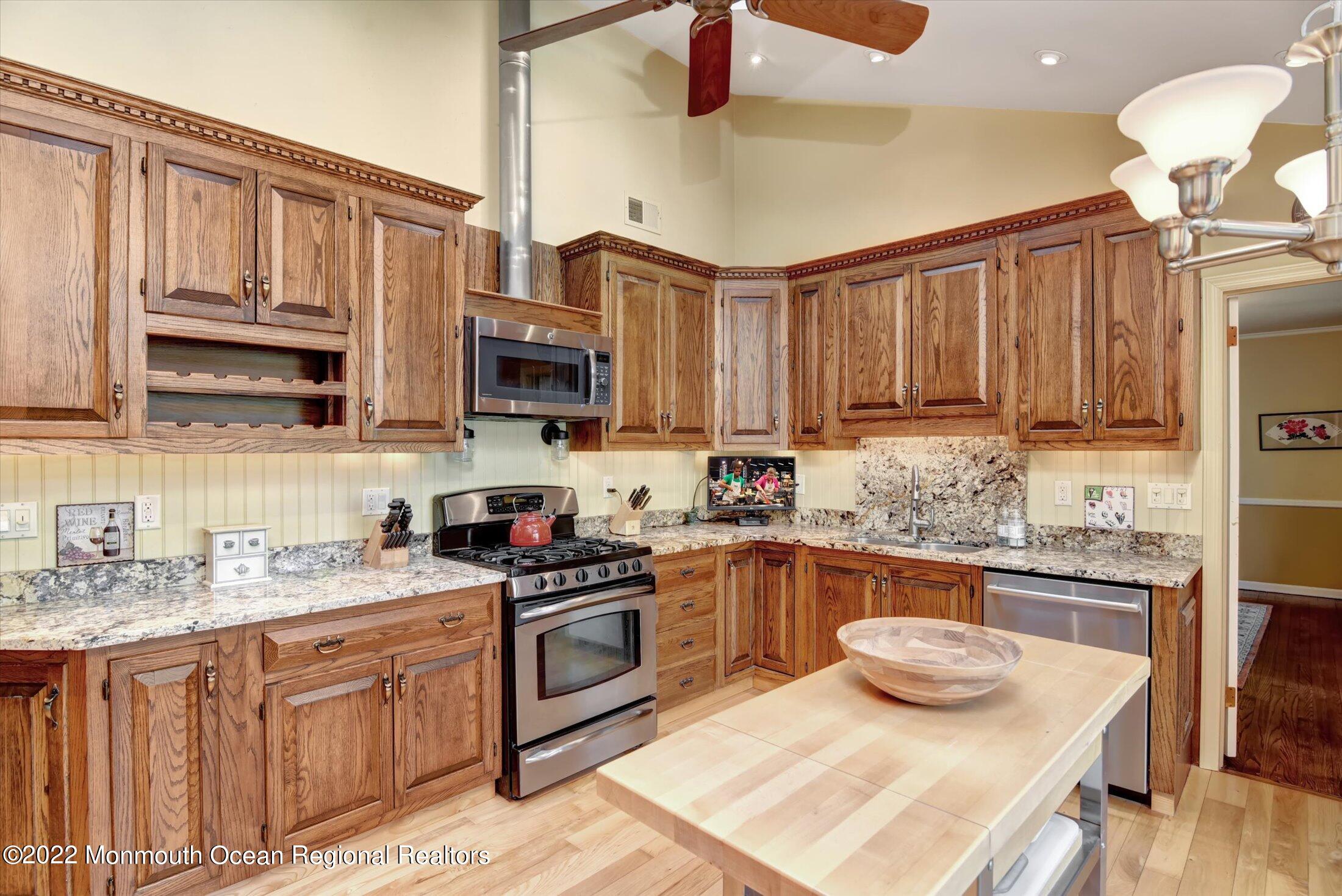 50 Heron Road Middletown, NJ 07748 - Photo 15 of 35 15-Kitchen