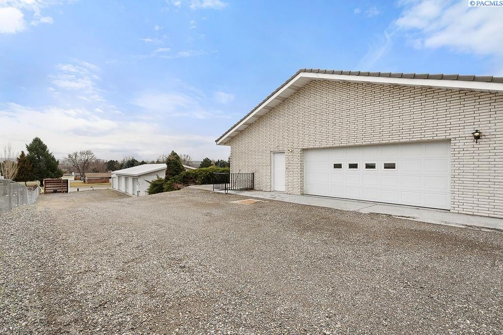5420 West Livingston Road Pasco, WA 99301 - Photo 5 of 30 Gallery Image 5