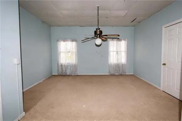 a view of empty room with windows