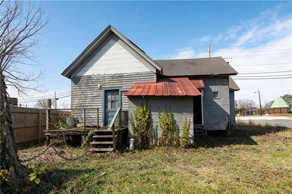 a view of a pathway of a house