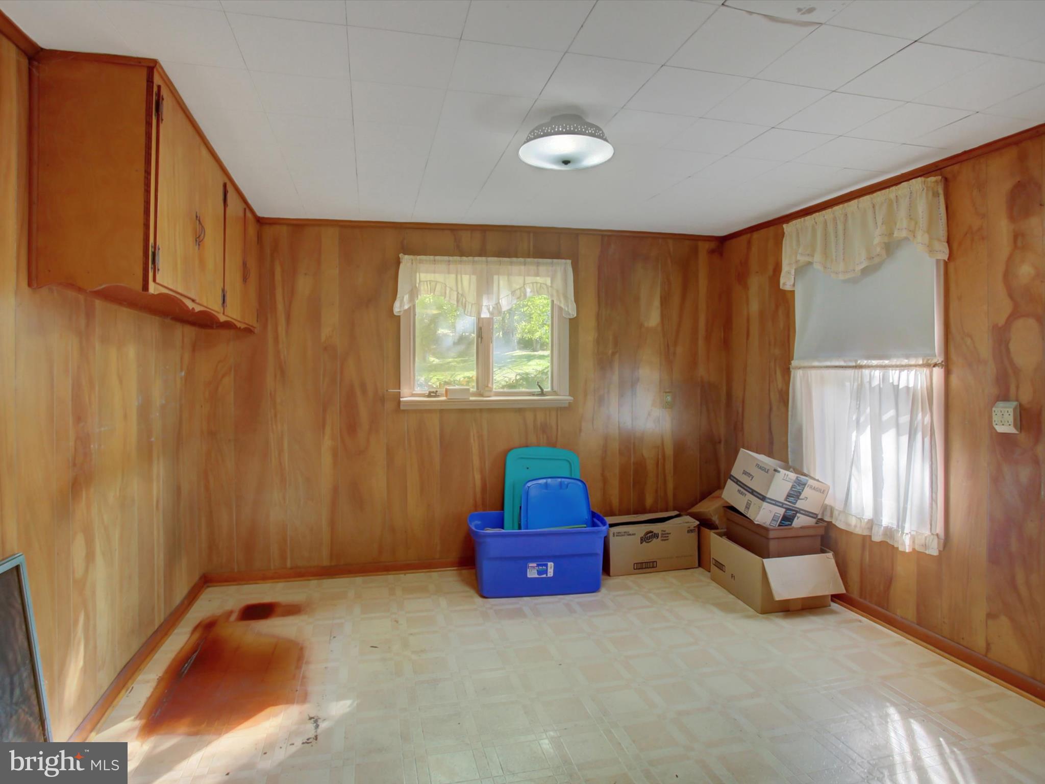 13740 Lower Edgemont Road Waynesboro, PA 17268 - Photo 15 of 34 a room with furniture and a window