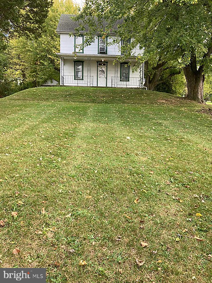 13740 Lower Edgemont Road Waynesboro, PA 17268 - Photo 2 of 34 a front view of a house with a garden