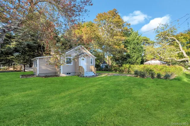 a view of a house with backyard
