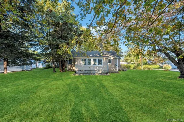 a view of a house with a backyard