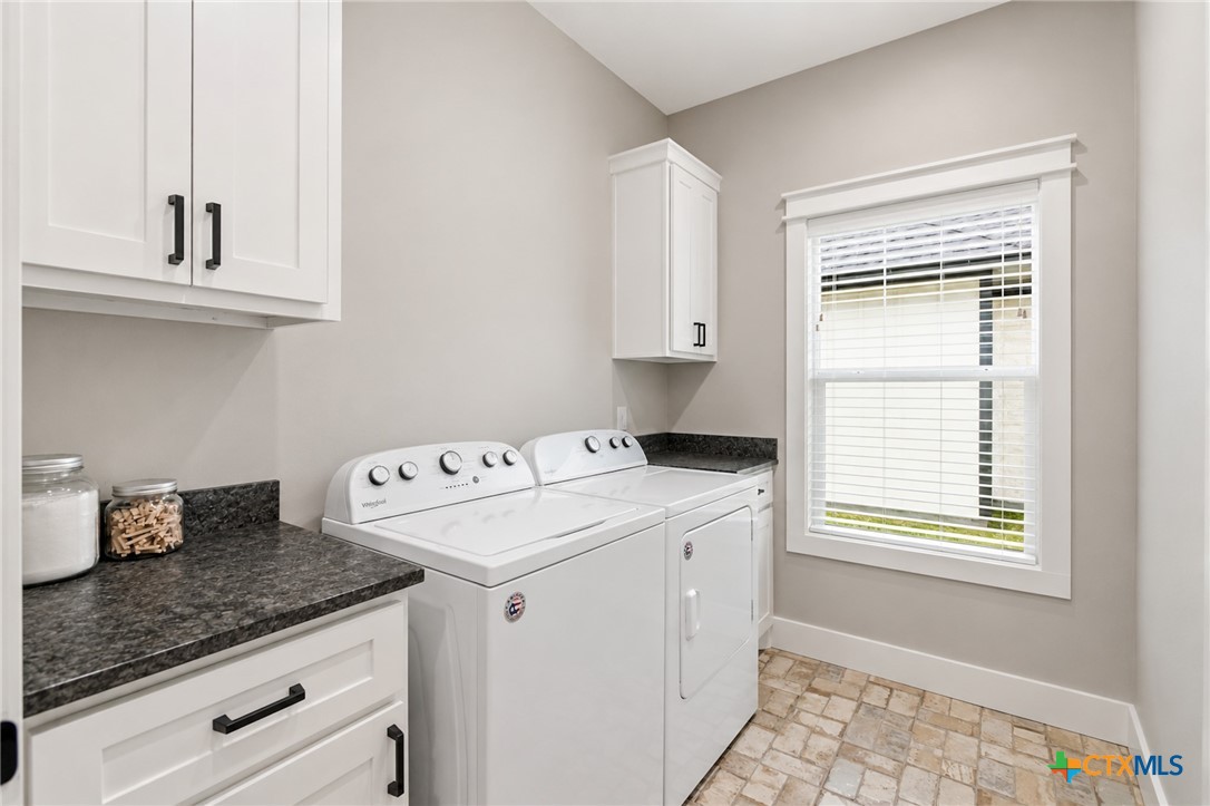 502 Townhall Lane Victoria, TX 77904 - Photo 23 of 35 Laundry/utility