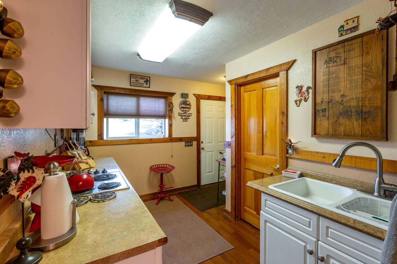 12406 East Blanchard Road Elk, WA 99009 - Photo 7 of 35
