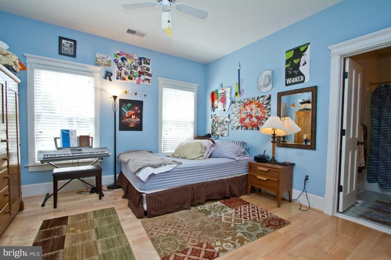 522 Kingsley Road Southwest Vienna, VA 22180 - Photo 16 of 30 Bedroom