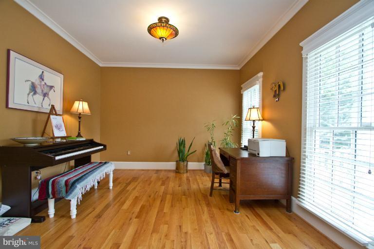 522 Kingsley Road Southwest Vienna, VA 22180 - Photo 3 of 30 Living Room