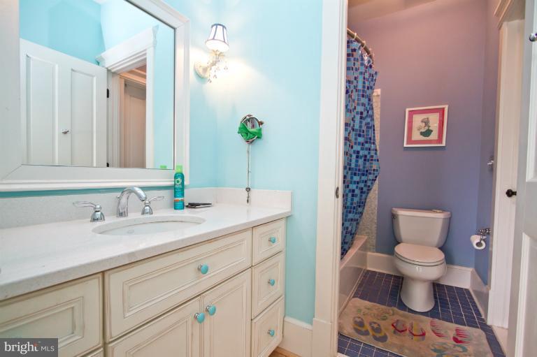 522 Kingsley Road Southwest Vienna, VA 22180 - Photo 27 of 30 Bath