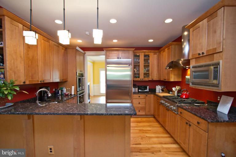 522 Kingsley Road Southwest Vienna, VA 22180 - Photo 4 of 30 Kitchen