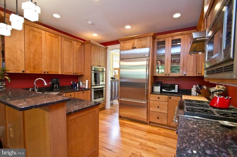 522 Kingsley Road Southwest Vienna, VA 22180 - Photo 5 of 30 Kitchen