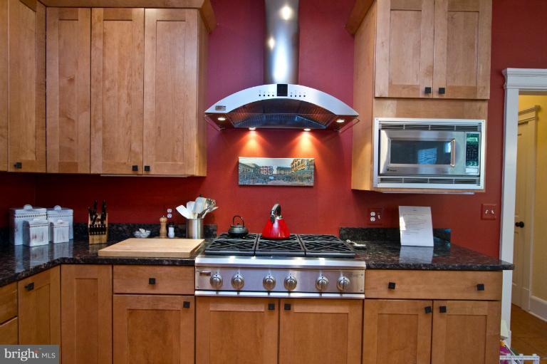 522 Kingsley Road Southwest Vienna, VA 22180 - Photo 6 of 30 Kitchen