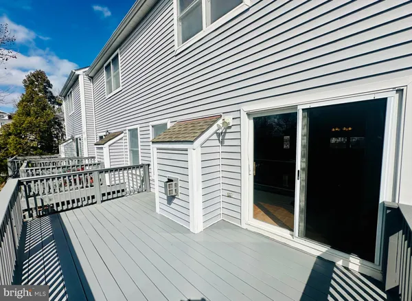 a view of a yard with a house