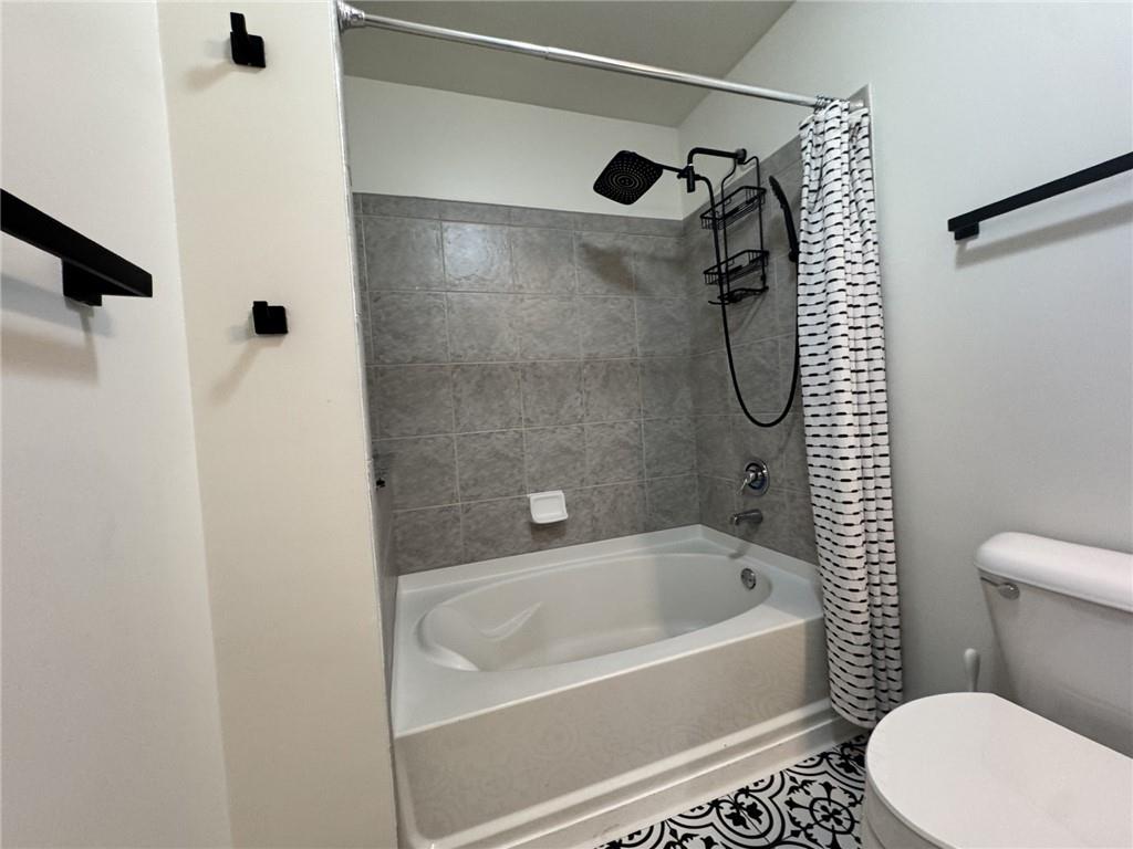 250 Pharr Road Northeast, Unit 601 Atlanta, GA 30305 - Photo 17 of 34 a bathroom with a bathtub and a shower