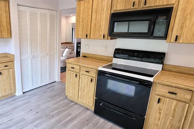 $189,900 | 4108 Carriage Way, Unit 6, Sarasota, FL 34241