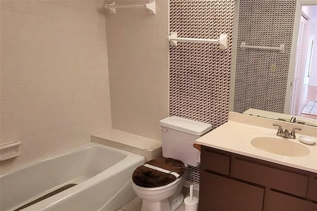 $189,900 | 4108 Carriage Way, Unit 6, Sarasota, FL 34241