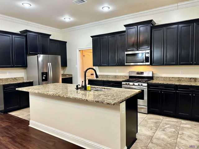 $2,400 | 18176 Old Reserve Drive, Prairieville, LA 70769